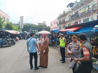 Sampaikan Pesan Pemilu Damai 2024, Coolling System Kapolsek Pekanbaru Kota Kunjungi Pedagang Pasar A